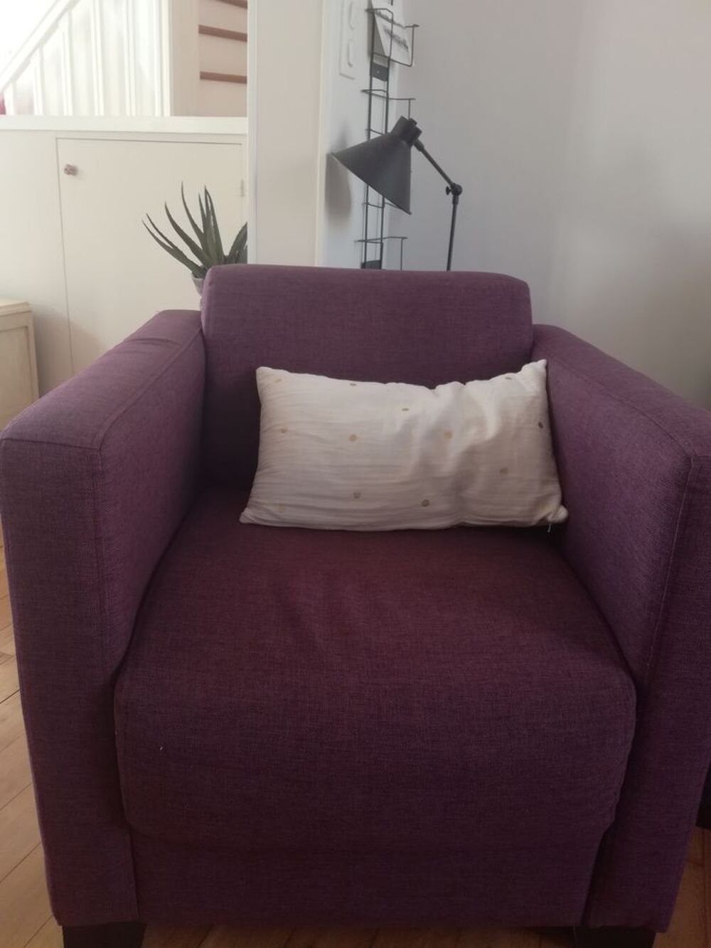 Fauteuil en tissu lila 
Meubles