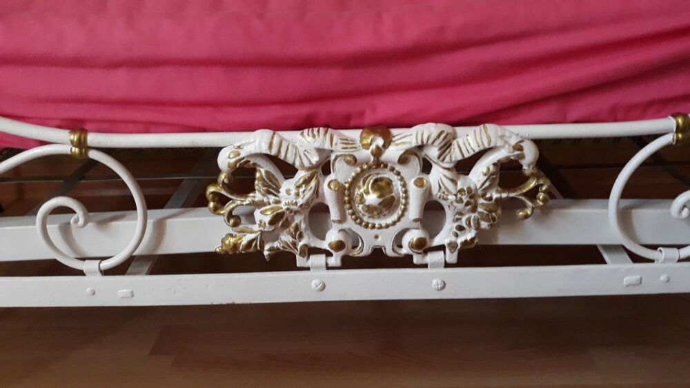 Lit complet en fer forg&eacute; avec sommier et matelas fait sur me Meubles