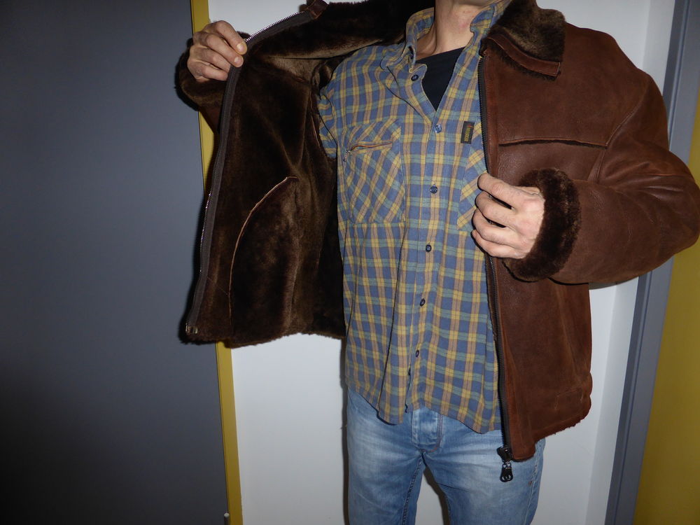 Tr&egrave;s beau blouson en mouton retourn&eacute; V�tements