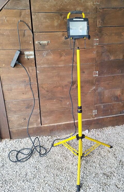 projecteur de chantier sur pied, 500W, (fonctionne parfaitement et en tr&egrave;s bon &eacute;tat). mod&egrave;le Ningbo NXS (filaire) 55 06600 Antibes