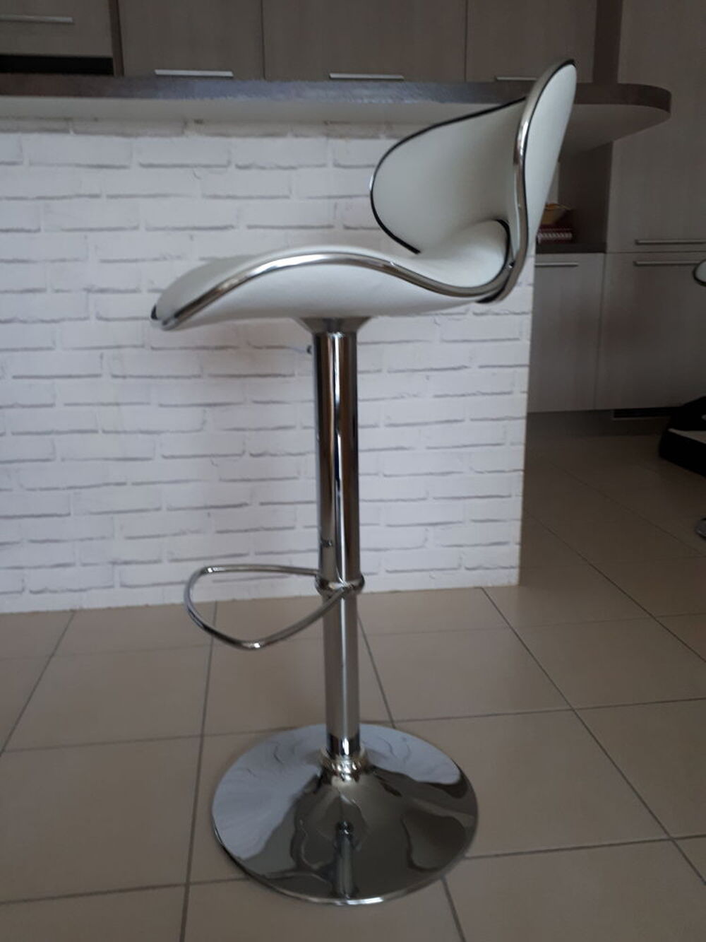 Tabouret de bar design blanc - NEUF - MILIBOO
Haut. r&eacute;glable Meubles