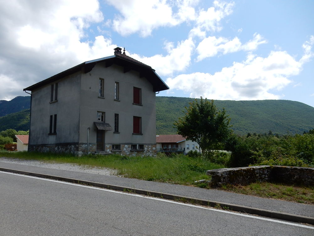 Vente Maison Bâtisse composée de 2 appartements + s/sol complet sur 923m² de terrain Champfromier