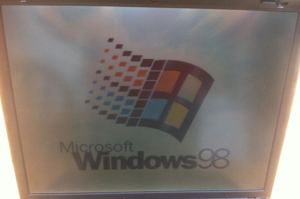 PC Portable retrogaming IBM R51 DVD graveur CD Windows 98 Matériel informatique