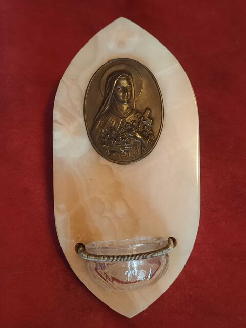 Ancien bnitier en marbre ( n13) 15 Avermes (03)