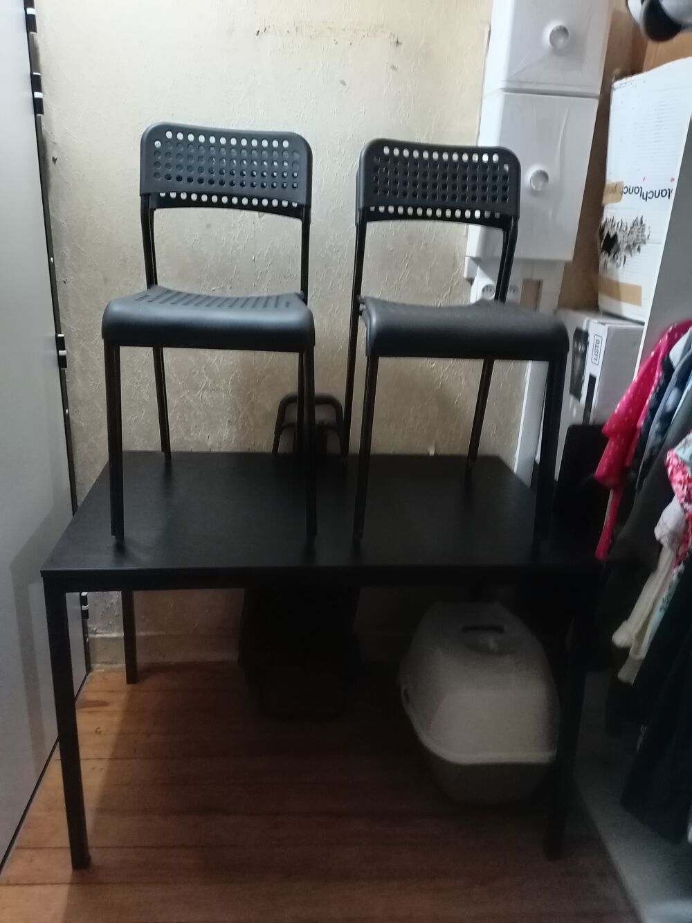 Table et ses 4 chaises Meubles