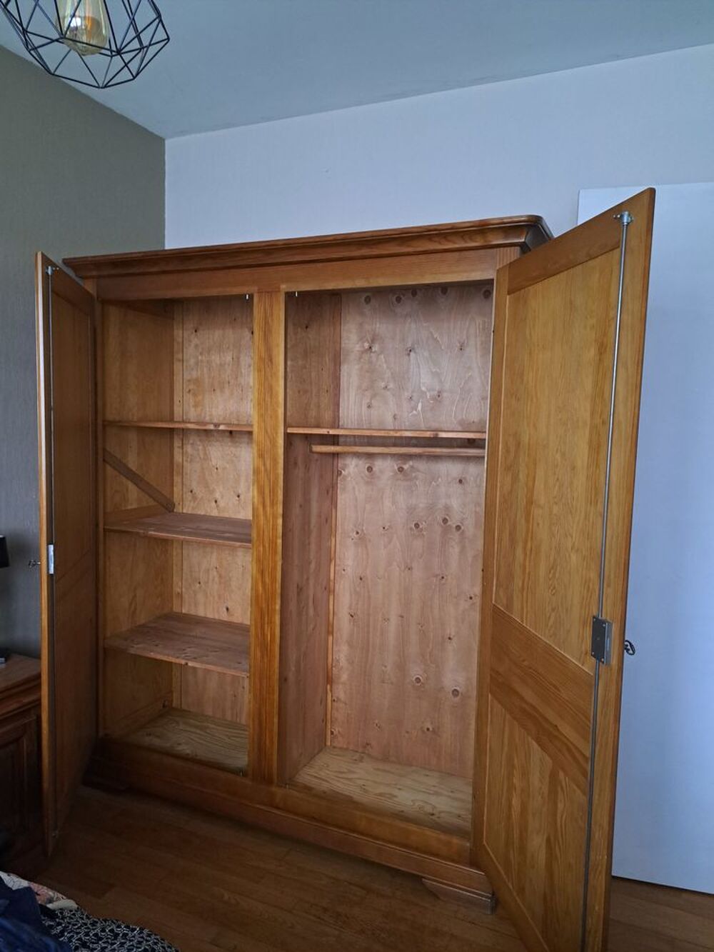 Armoire en pin Meubles