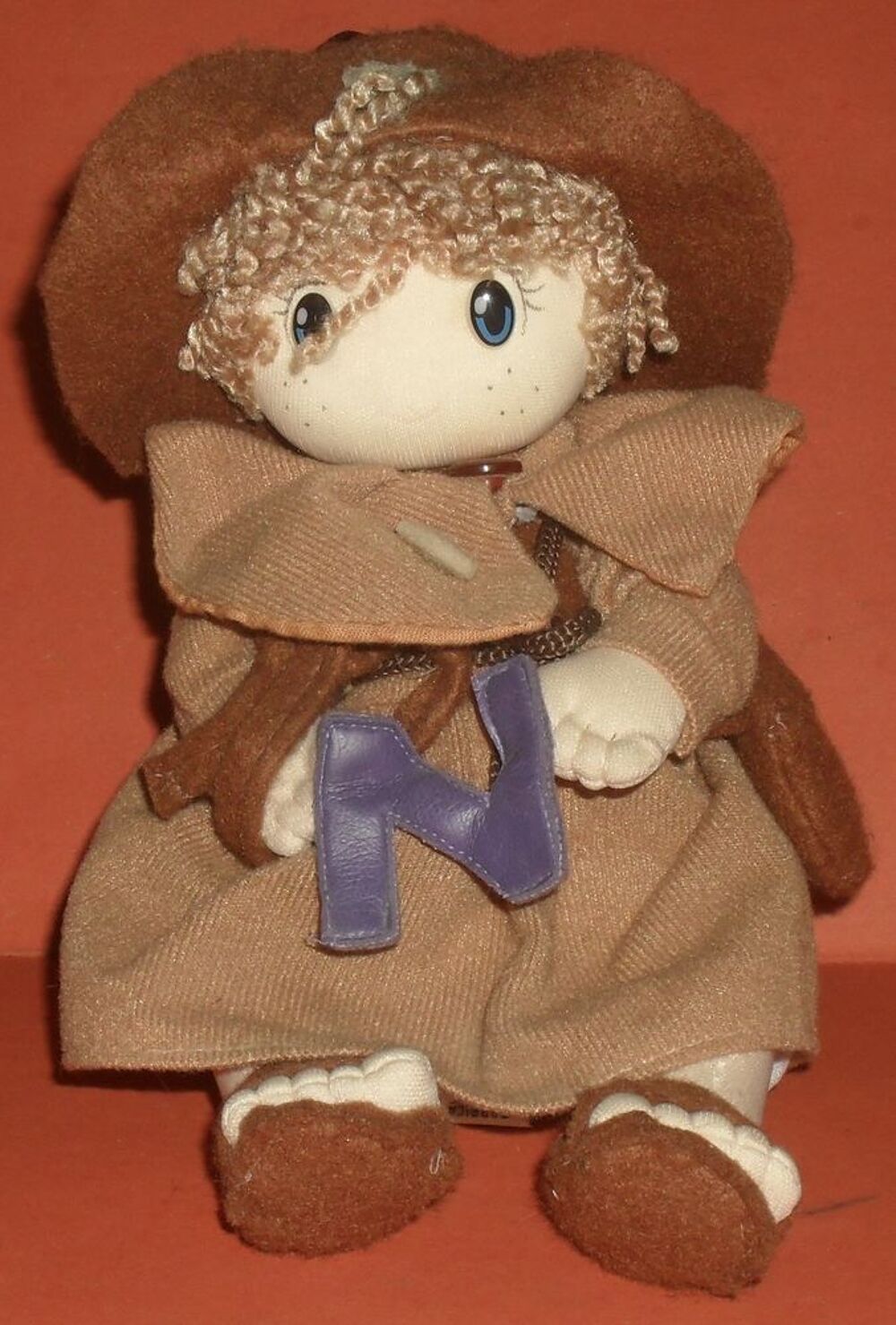 Tr&egrave;s jolie Peluche fillette au chapeau. Jeux / jouets