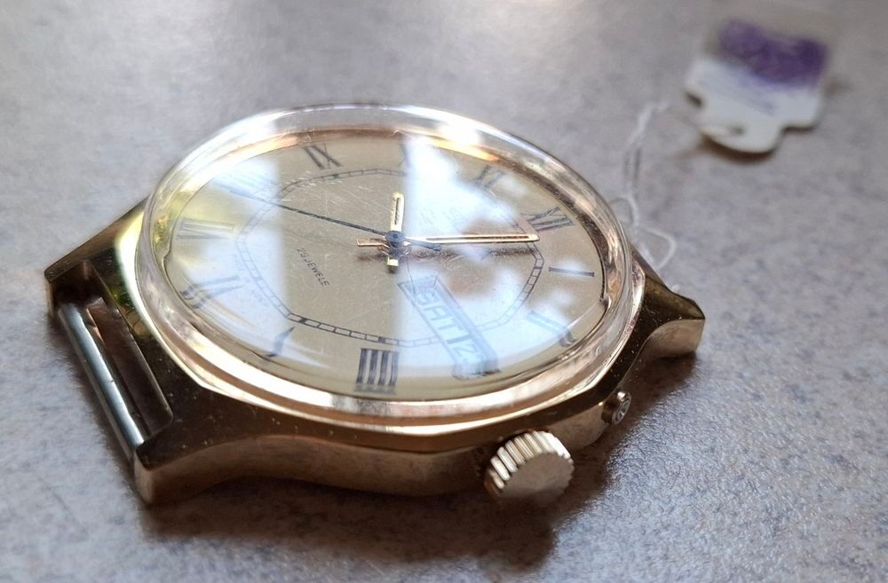 Montre dor&eacute;e Bijoux et montres