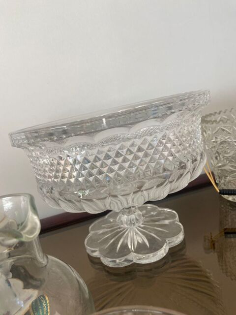 Il s'agit d'une élégante coupe à  fruits sur piédouche en verre taillé ornée d'un motif géométrique en pointe Saint-Aubin-de-Médoc (33)