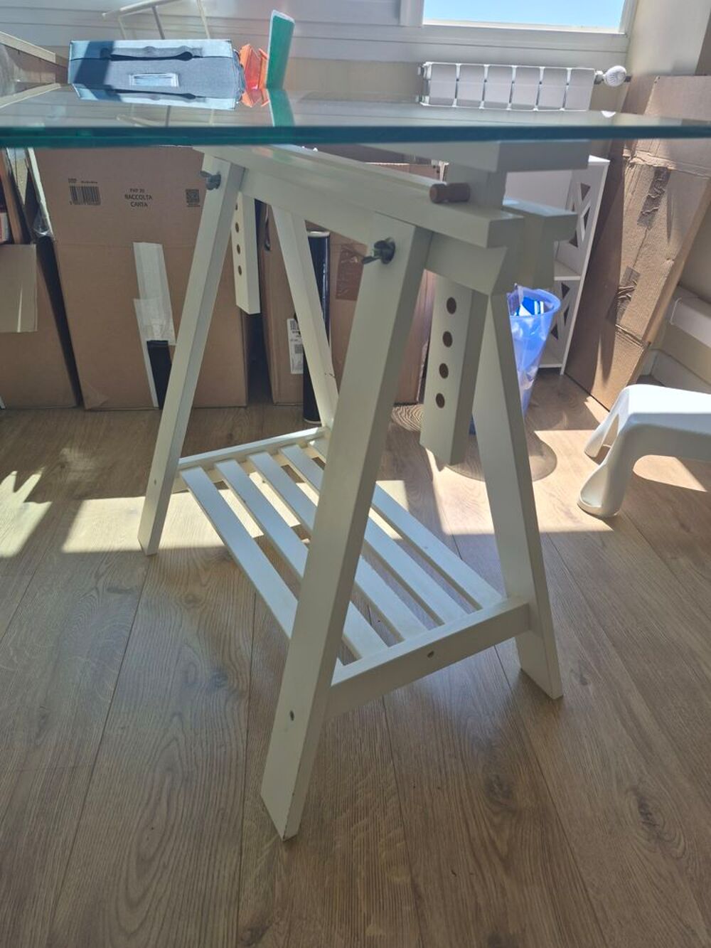 ce bureau en verre avec structure en &eacute;triers blancs Meubles