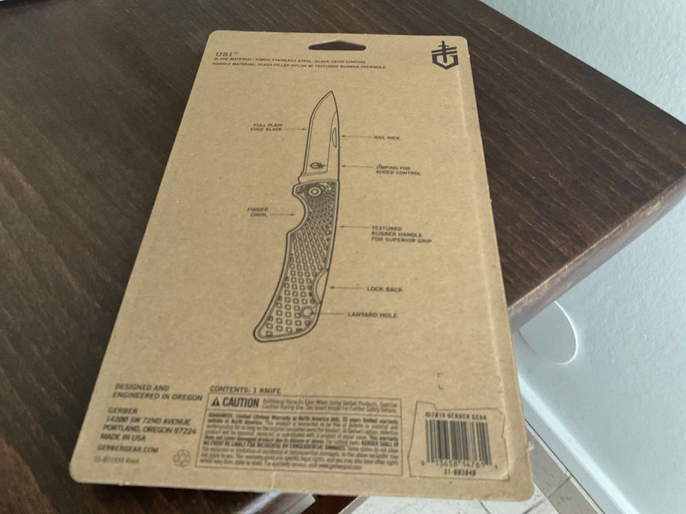 Un couteau Gerber dans son emballage. Bricolage