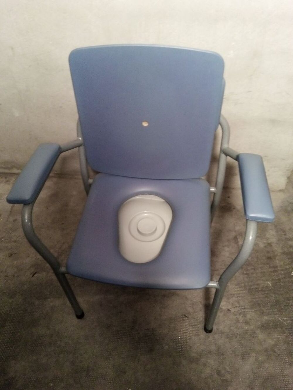 Chaise perc&eacute;e m&eacute;dicale Meubles