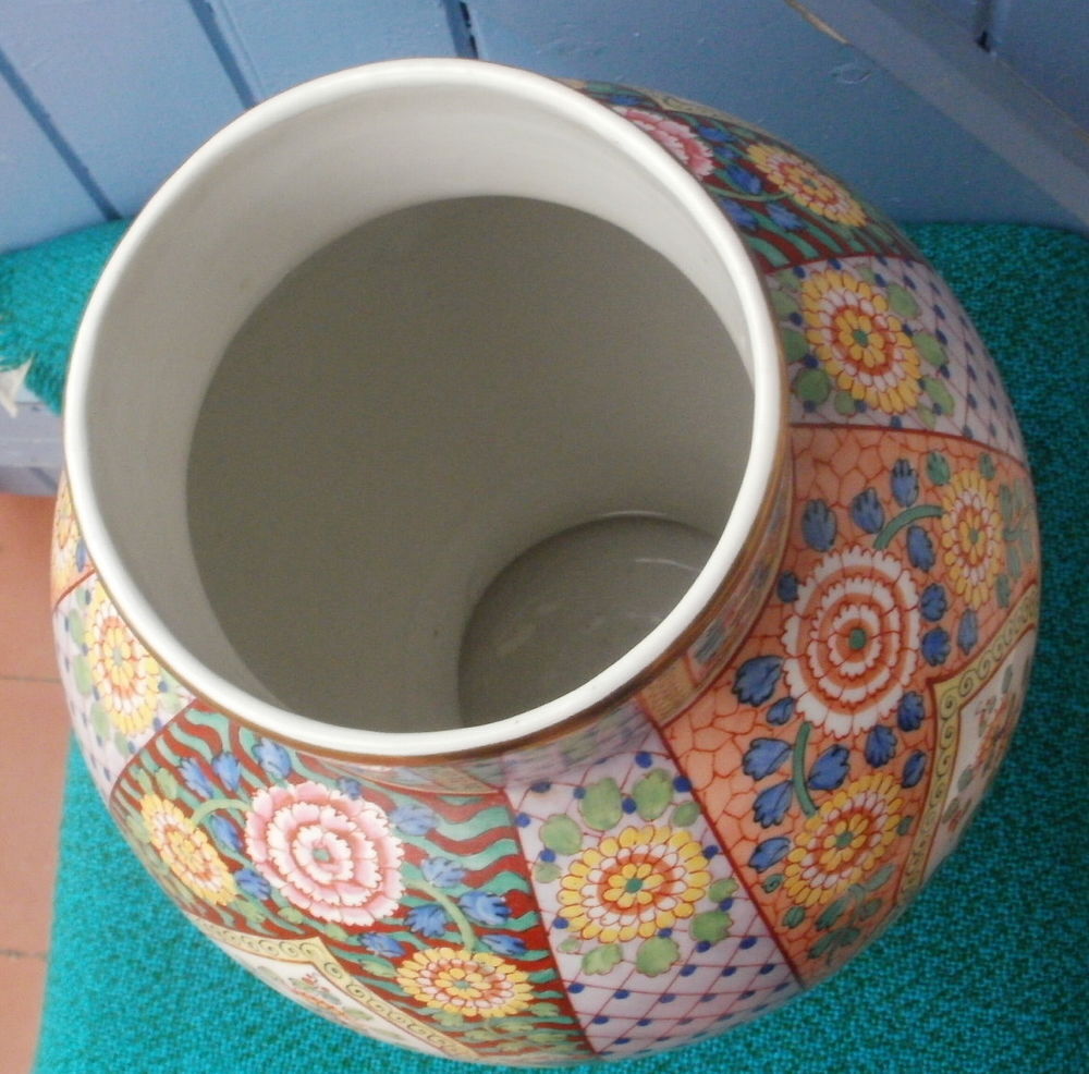 Grande potiche en faience ou porcelaine H. 43 cm Décoration