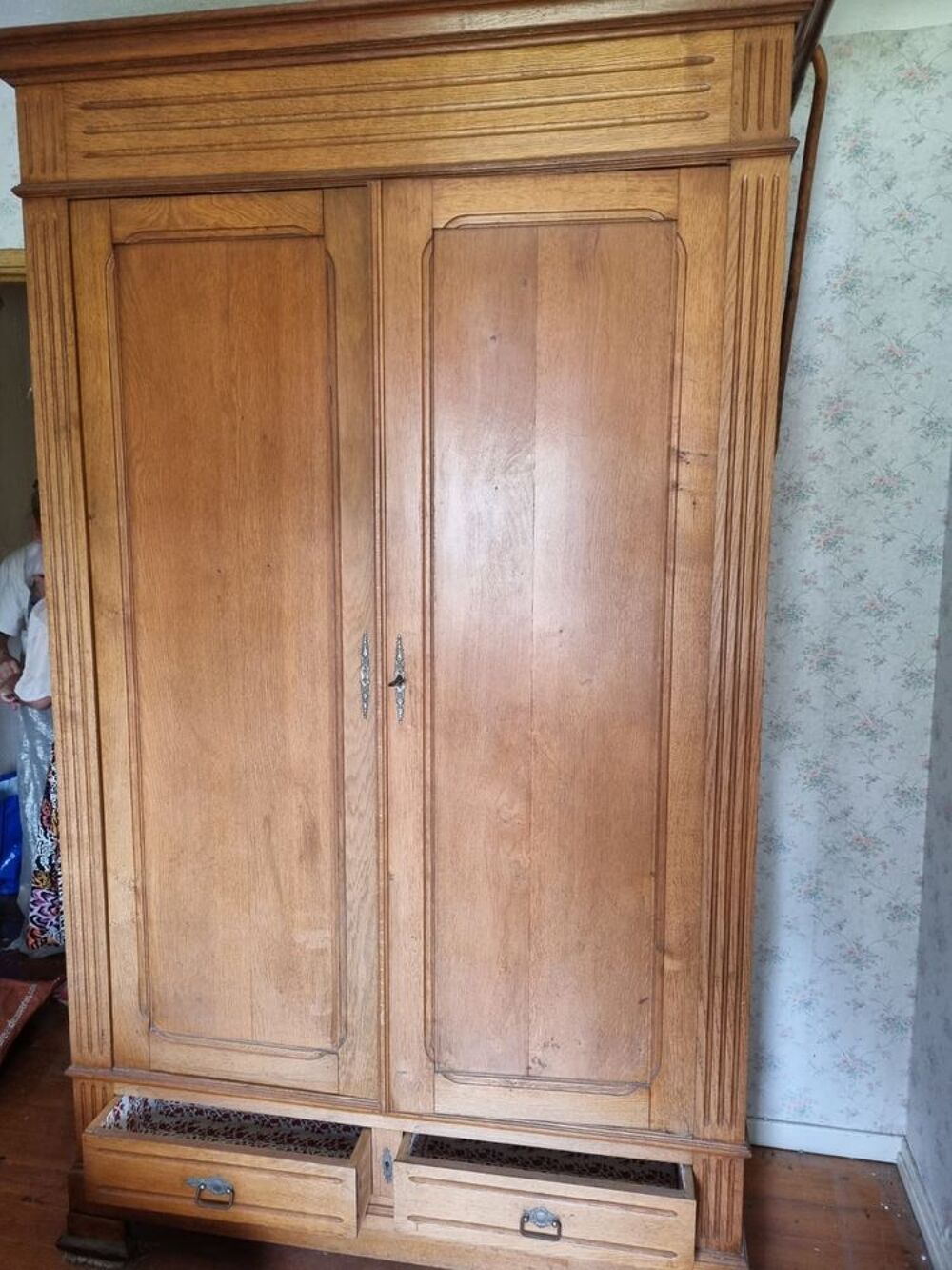 Armoire ancienne en ch&ecirc;ne fabriqu&eacute;e par un artisan Meubles