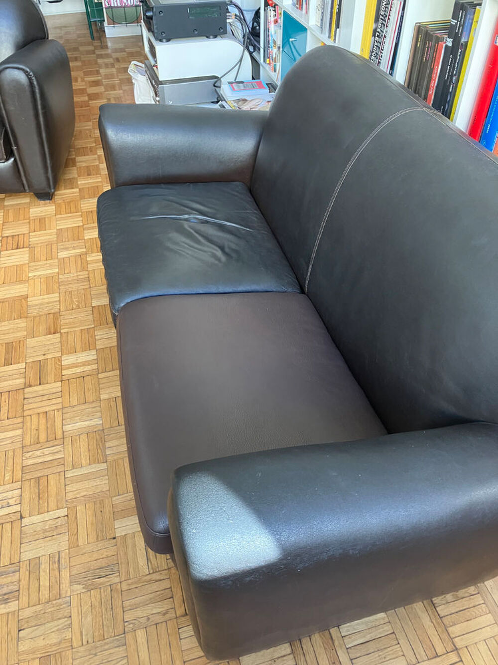 Canap&eacute;-lit convertible et fauteuil Club en cuir arrondis Meubles