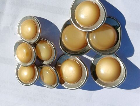 Lot de 10 Boutons Cabochon Beige de 2 et 2.5 cm  N�35 15 Thonon-les-Bains (74)