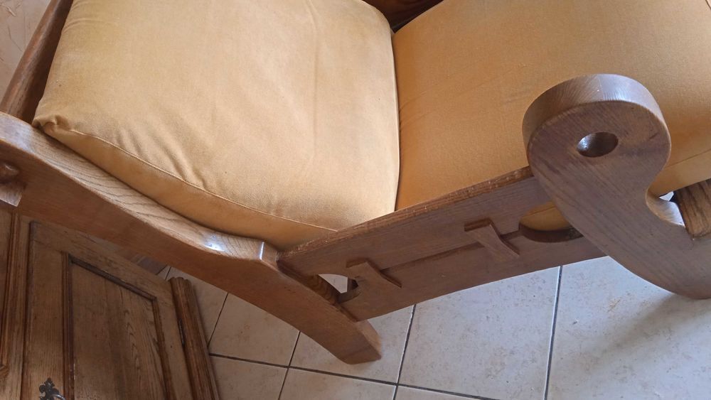 Beau salon canap&eacute;,2 fauteuils en ch&ecirc;ne massif.Structure en parfait &eacute;tat,usure du tissu. Meubles