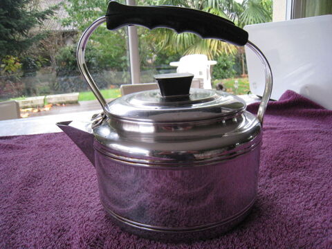 Bouilloire vintage inox et bakélite 18 Vinay (38)