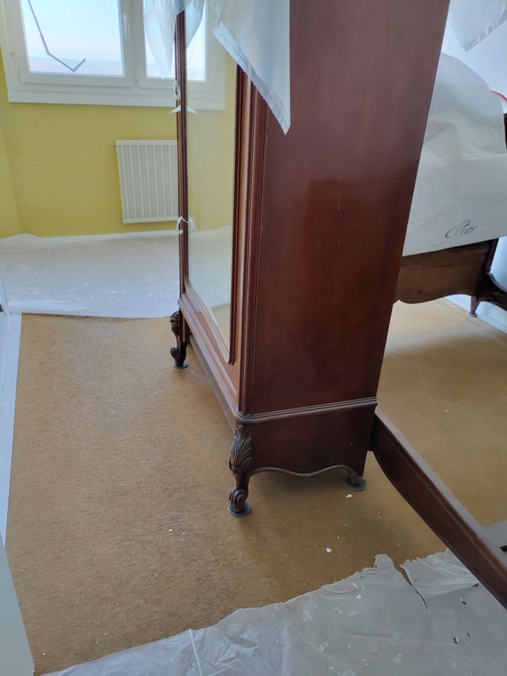 Armoire &agrave; glace &agrave; chapiteau d&eacute;cor&eacute; Meubles