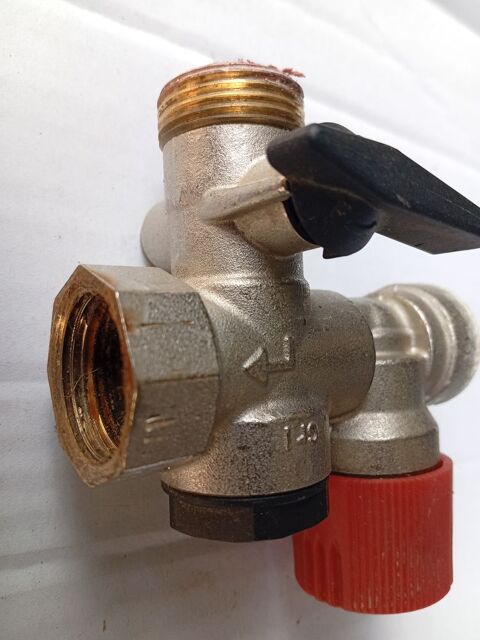 Groupe de s�curit� chauffe eau 100 l  9 Chenoise (77)