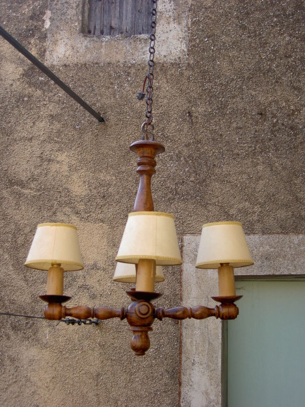 Ancien lustre 4 feux en bois sculpt&eacute; d&eacute;but XX&egrave;me s 