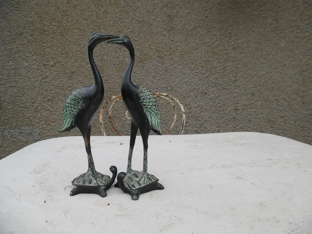 magnifique grues pos&eacute;e sur une tortue en bronze. 