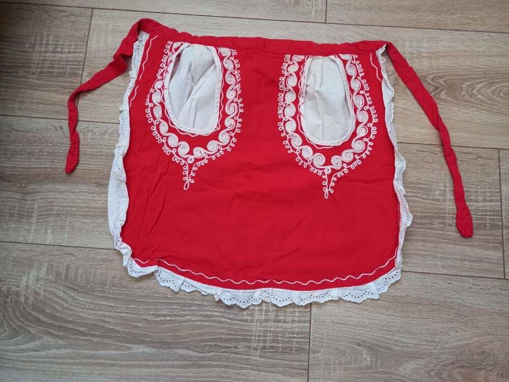Tablier rouge et blanc folklorique vintage Vêtements