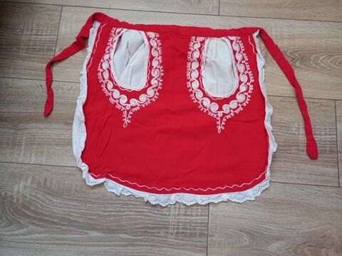 Tablier rouge et blanc folklorique vintage 20 Villiers (86)