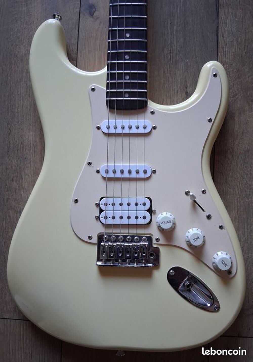 guitare &eacute;lectrique Squier Stratocaster Bullet Instruments de musique