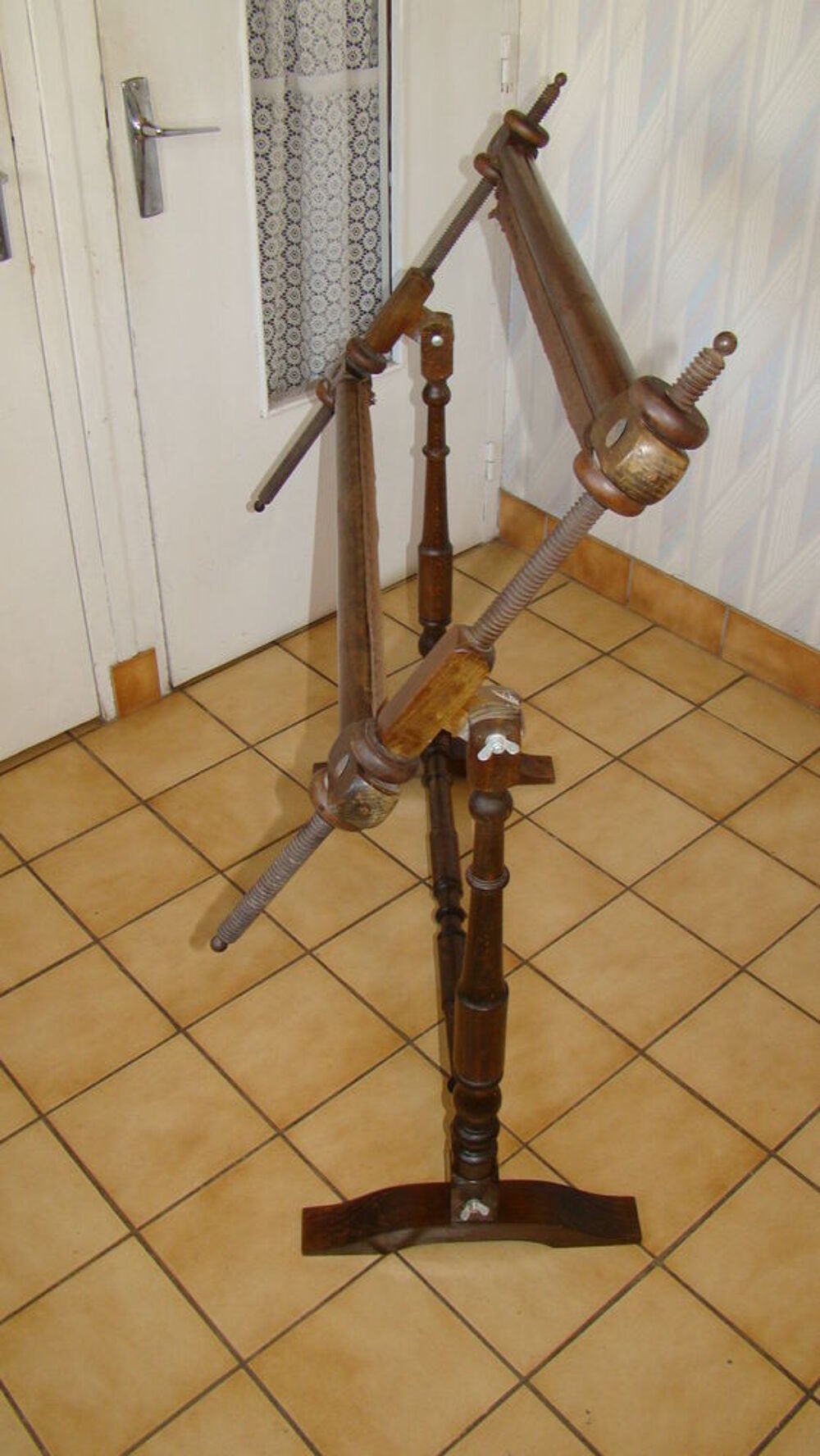 M&eacute;tier &agrave; tapisserie en bois vintage
Décoration
