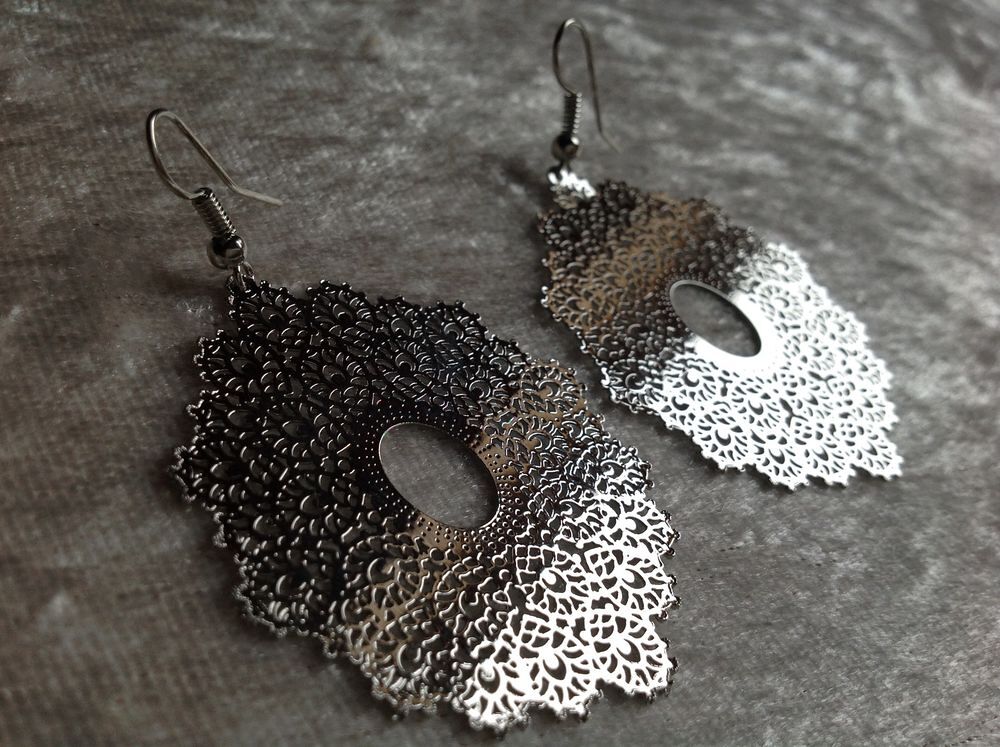 BOUCLES OREILLES ARGENT&Eacute; OVALE DESSIN&Eacute; Envoi Possible
Bijoux et montres