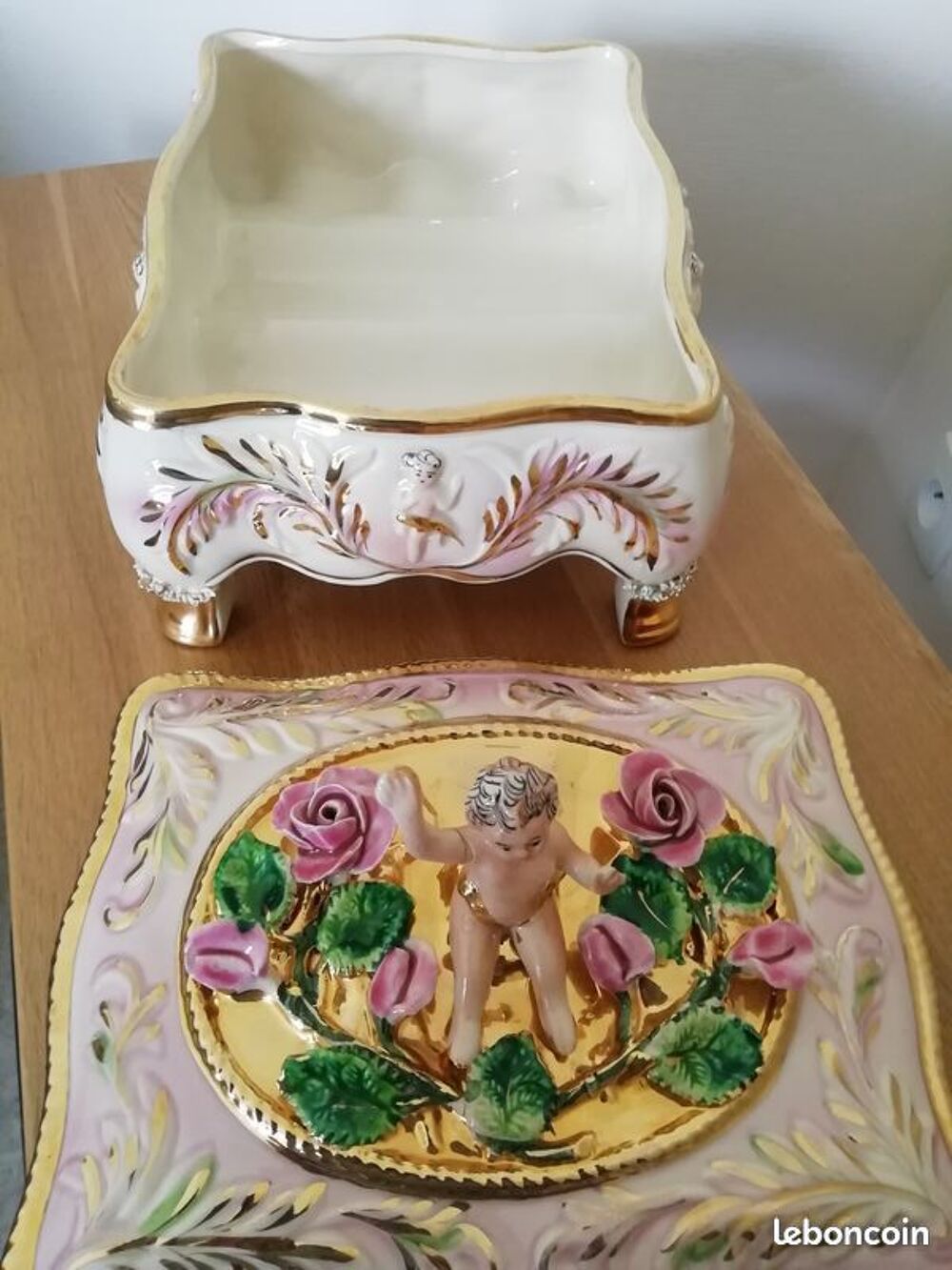 Coffret en c&eacute;ramique dor&eacute;e. Cuisine