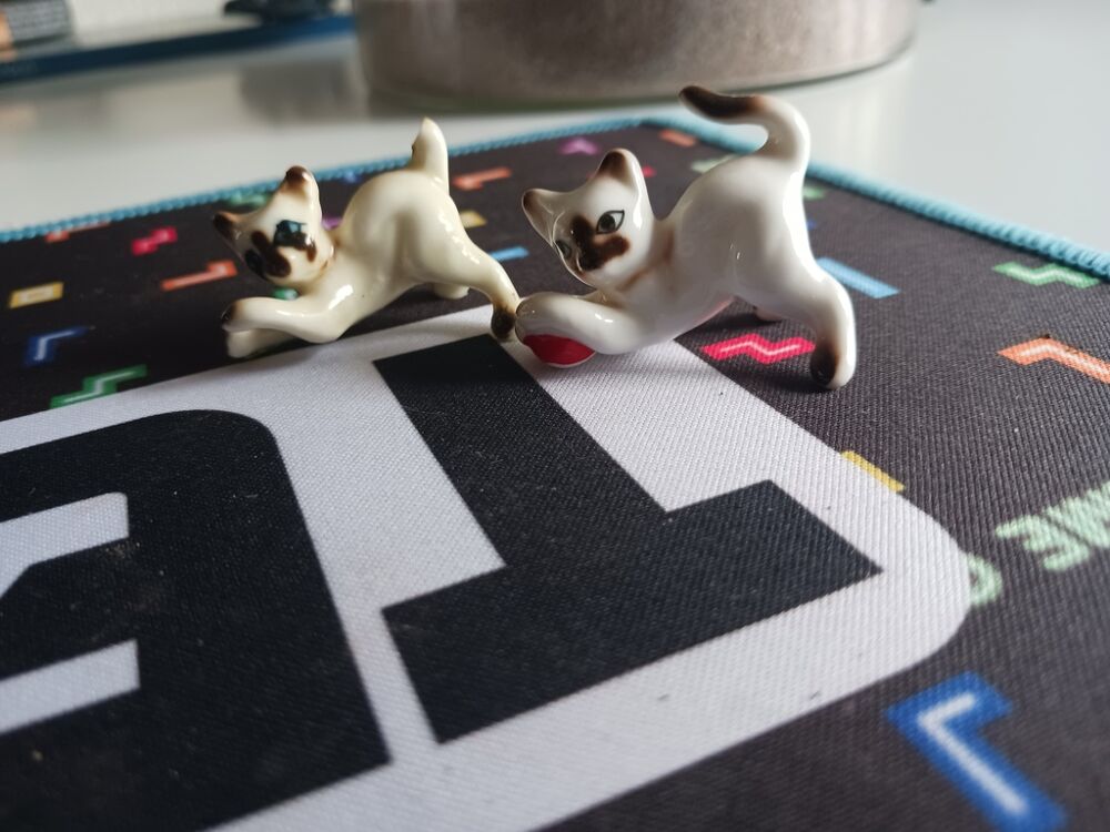 Figurines de Chats en C&eacute;ramique en Action 