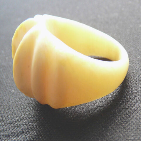 Bague couleur Ivoire en Os ou matire Naturelle 'rainure' 25 Gravelines (59)