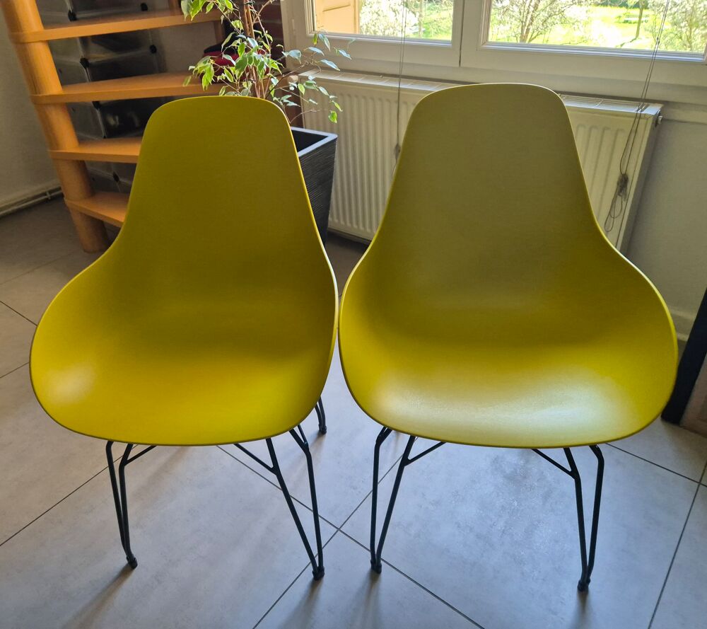 Chaises design coque jaune avec pieds eiffel en m&eacute;tal Meubles