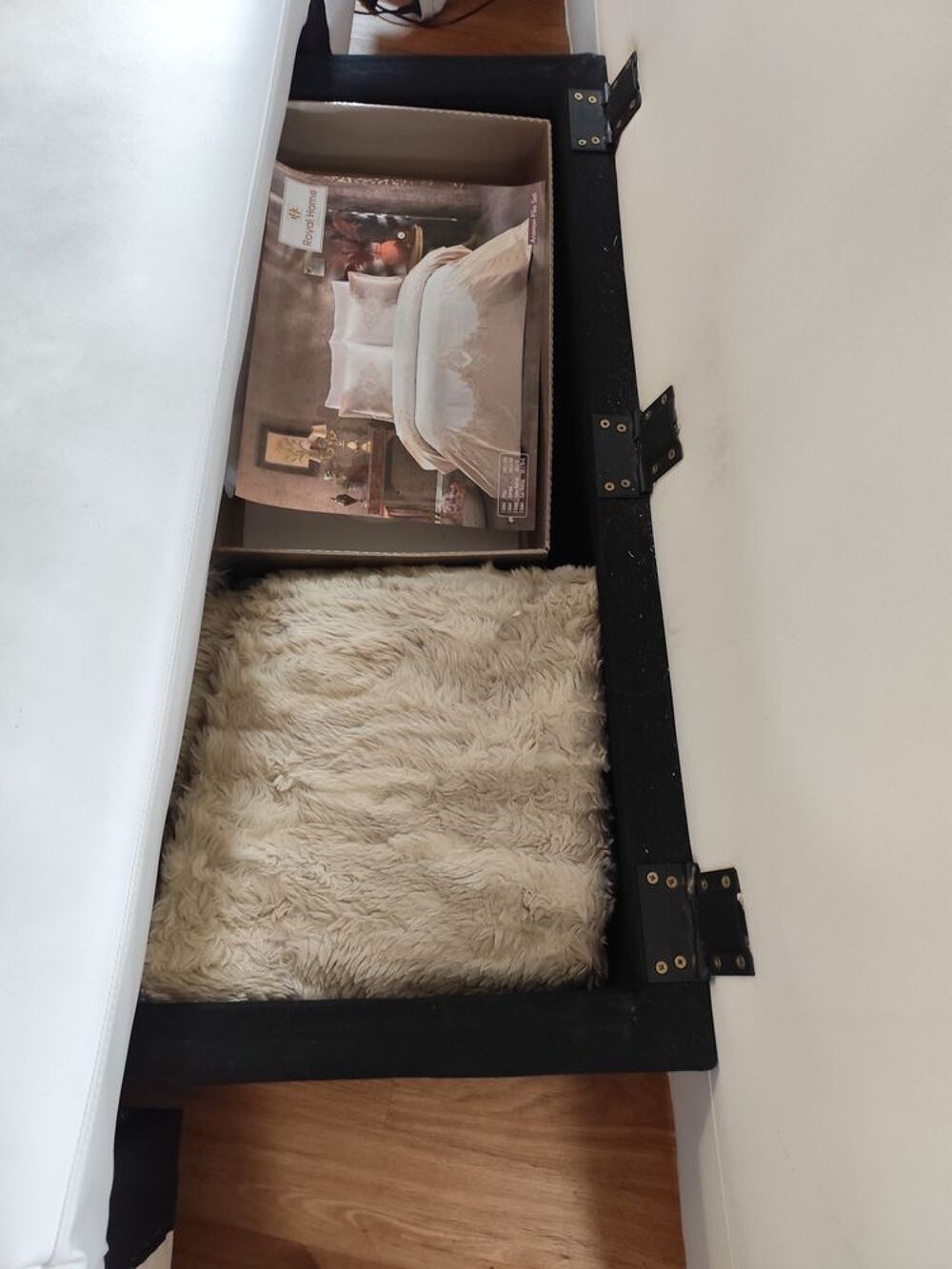 Joli canap&eacute; blanc, en bon &eacute;tat en cuir v&eacute;gan (simili cuir) Meubles