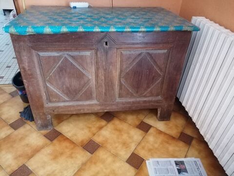 grand coffre ancien - 100 Saint-Denis-du-Pin (17)