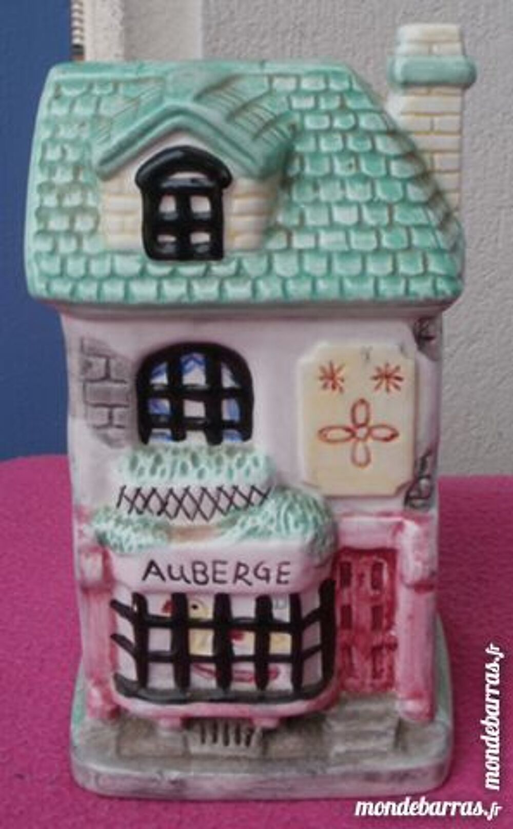 Vase porcelaine, forme ferme auberge Décoration