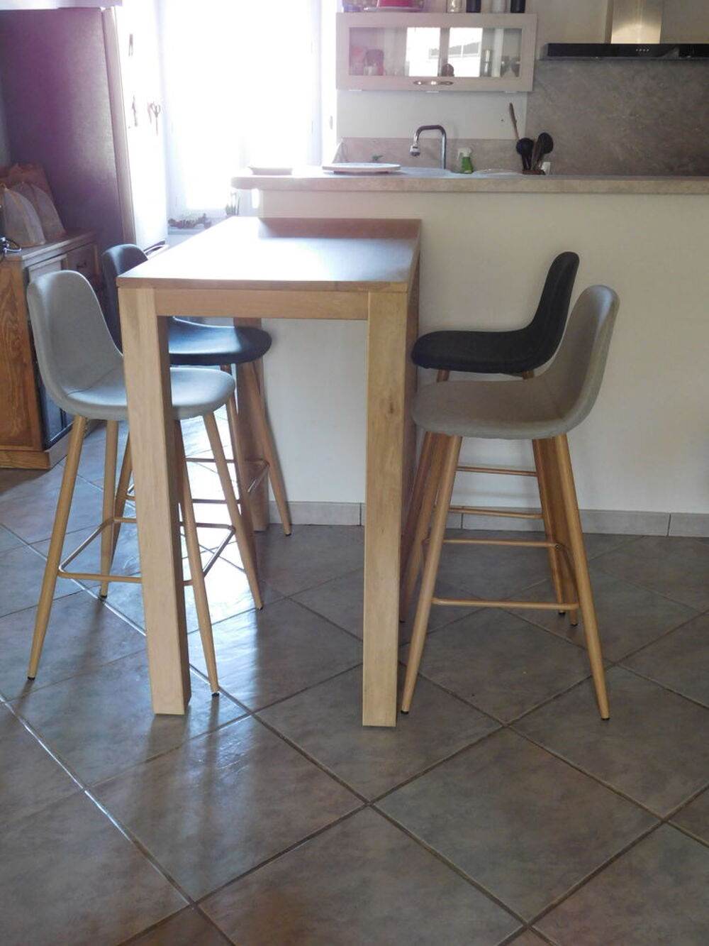 table haute en ch&ecirc;ne massif + 4 chaises hautes Meubles