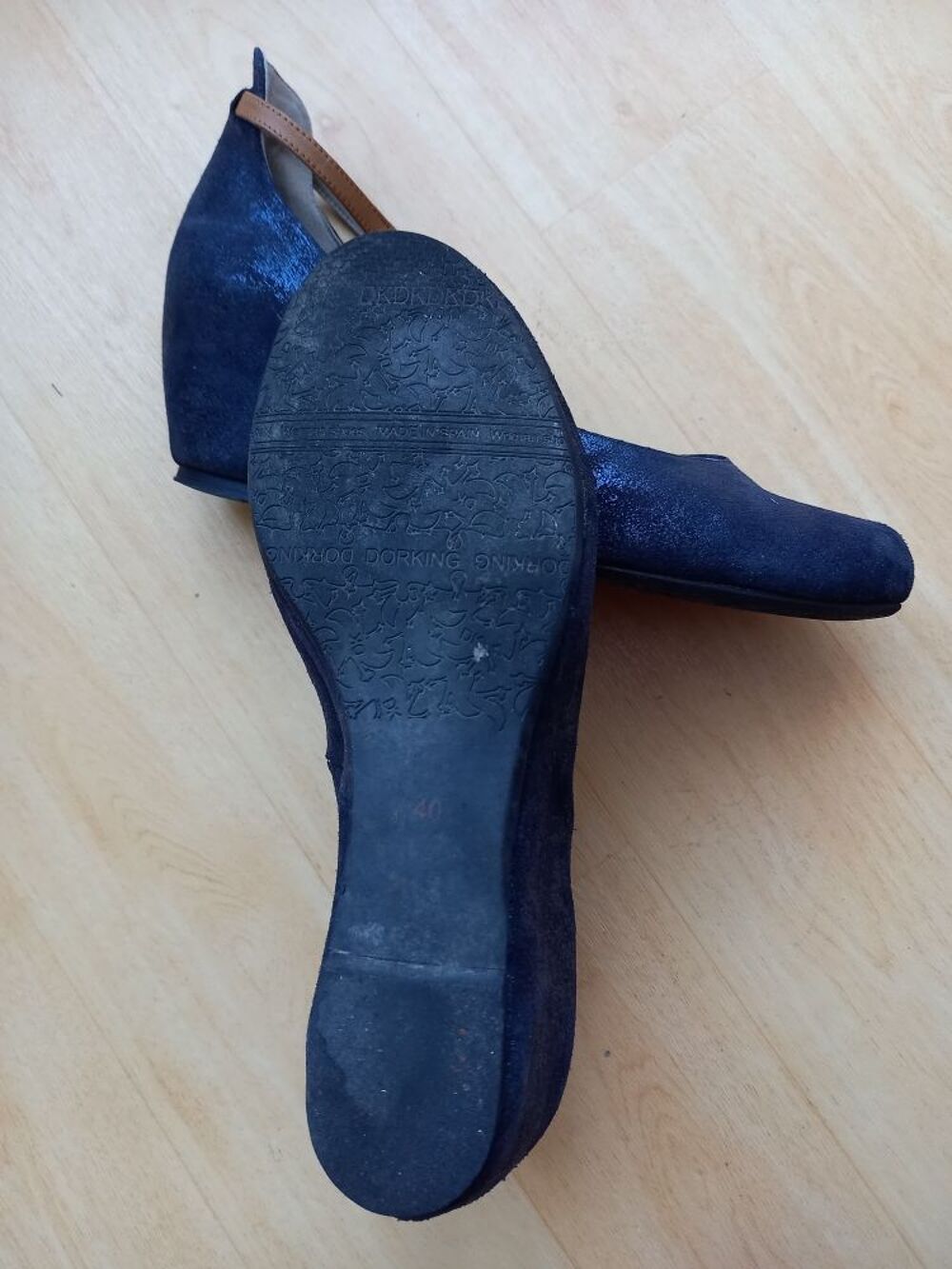 Compens&eacute;es bleu brillant T39
Je prends parfaitement soin de mes chaussures ; pas de traces ni t&acirc;ches, pas d'odeur.
T 40 mais convient plus pour T 39
talon : 5,5 cm
marque : dorking Chaussures