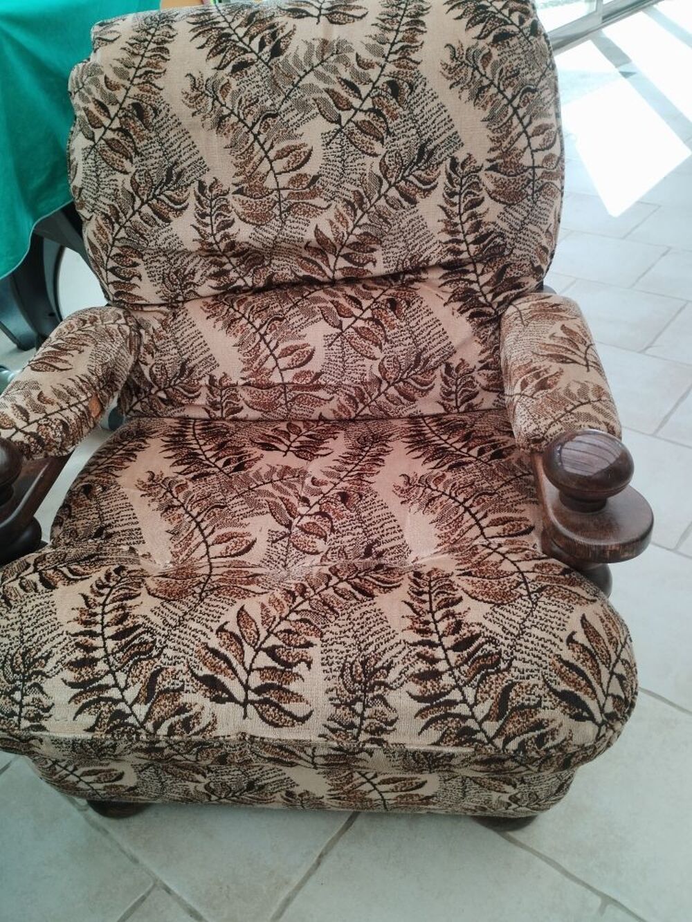 Fauteuil et Pouf assortis.
Meubles