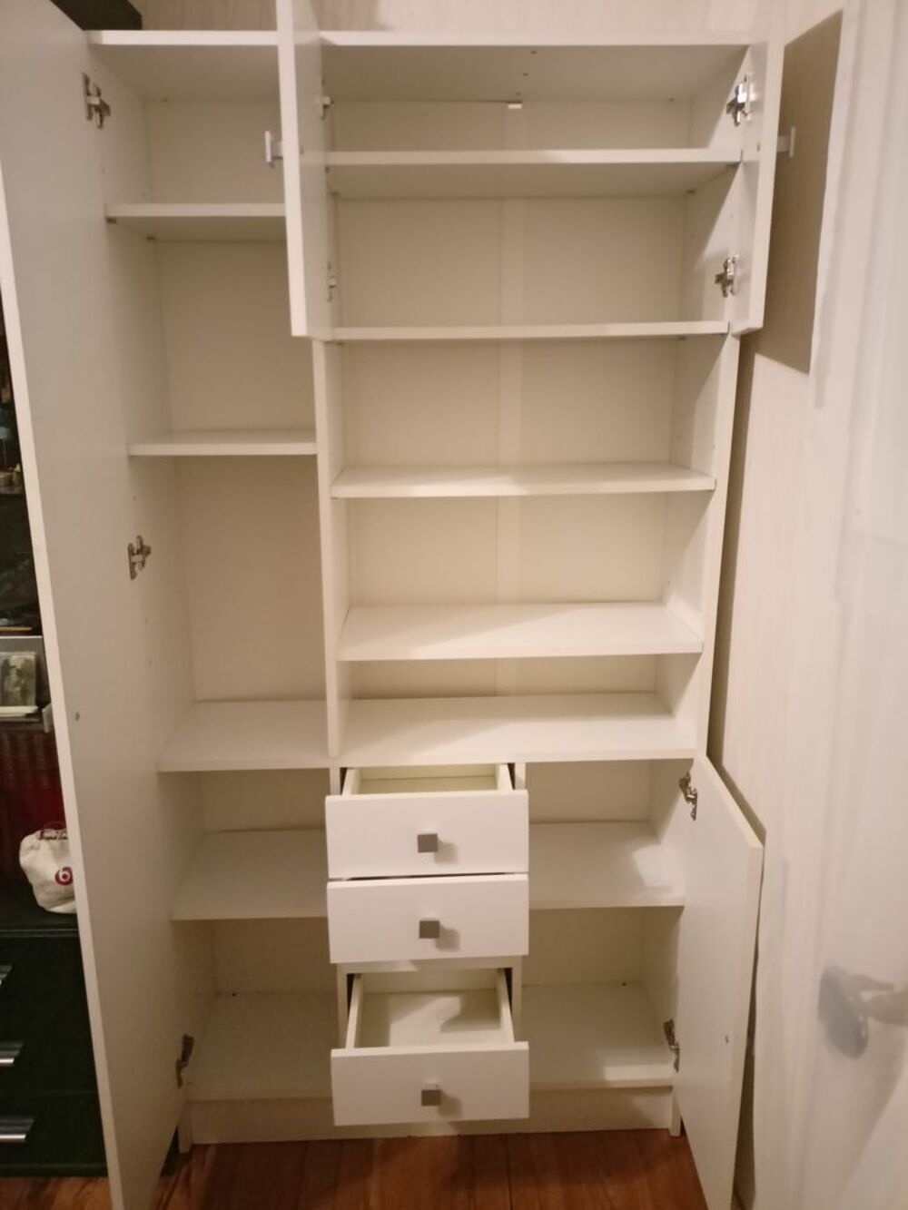 Meuble de salle de bain multirangement avec miroir. Meubles