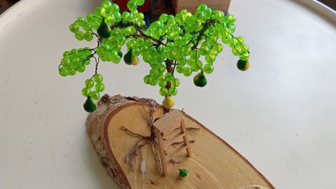 Poirier en perles sur socle en bois 12 Bozouls (12)