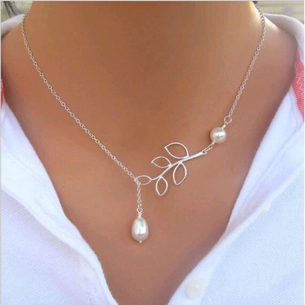 collier au design de feuille + perles de nacre naturelle Bijoux et montres