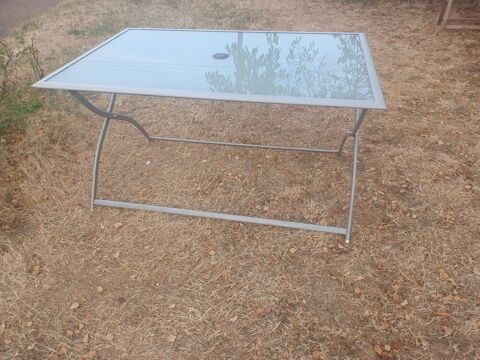 Table de jardin extérieure ou intérieure Montigny-Lencoup (77)