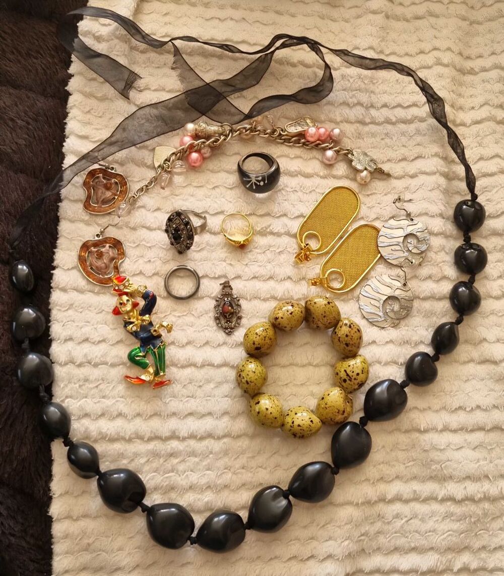 Lot fantaisie en TBE Bijoux et montres