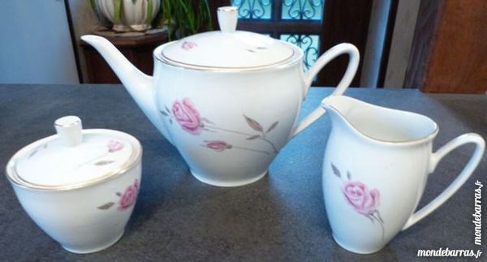 Ancien service &agrave; caf&eacute; en porcelaine Décoration