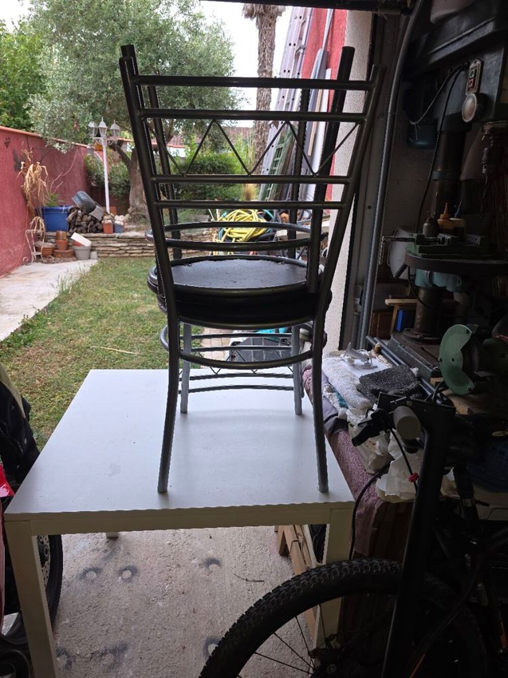 Etudiant, studio: Table blanche carr&eacute;e ik&eacute;a + 2 chaises 10€ Meubles