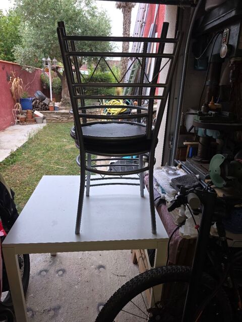 Etudiant, studio: Table blanche carrée ikéa + 2 chaises 10€ 10 Roques (31)