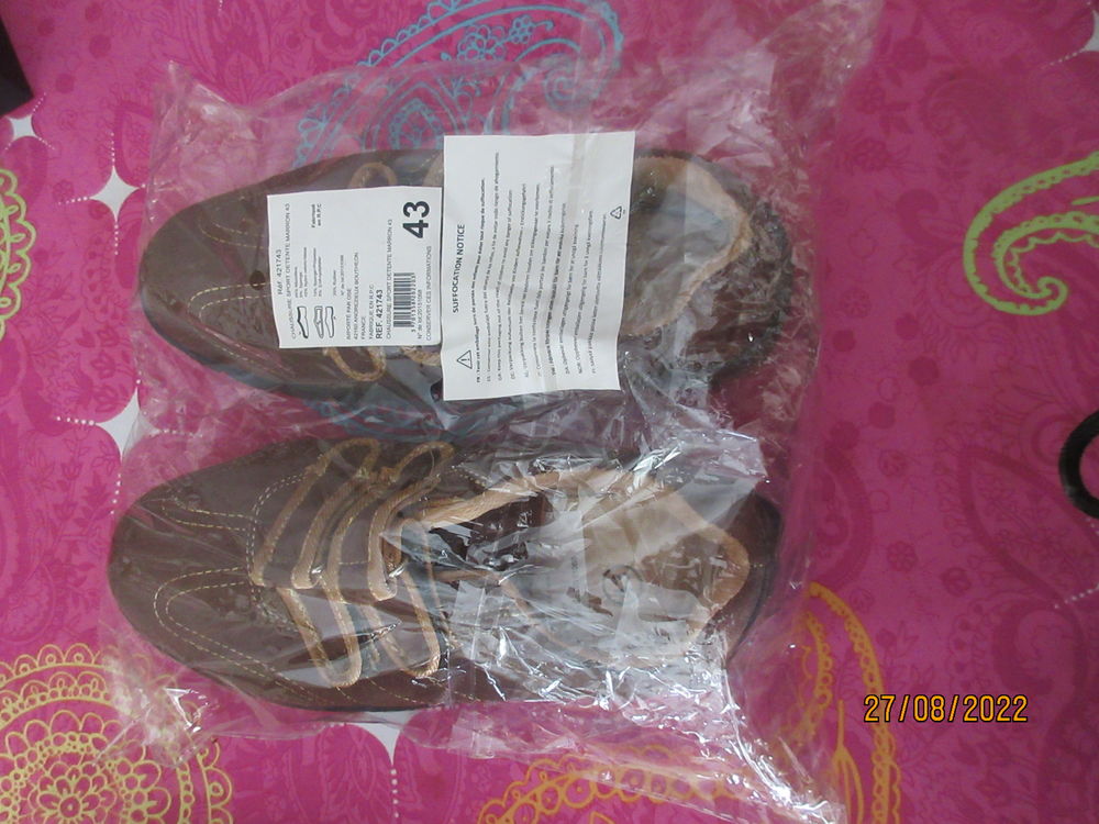 Deux paires de chaussures neuves &agrave; scratch. Chaussures